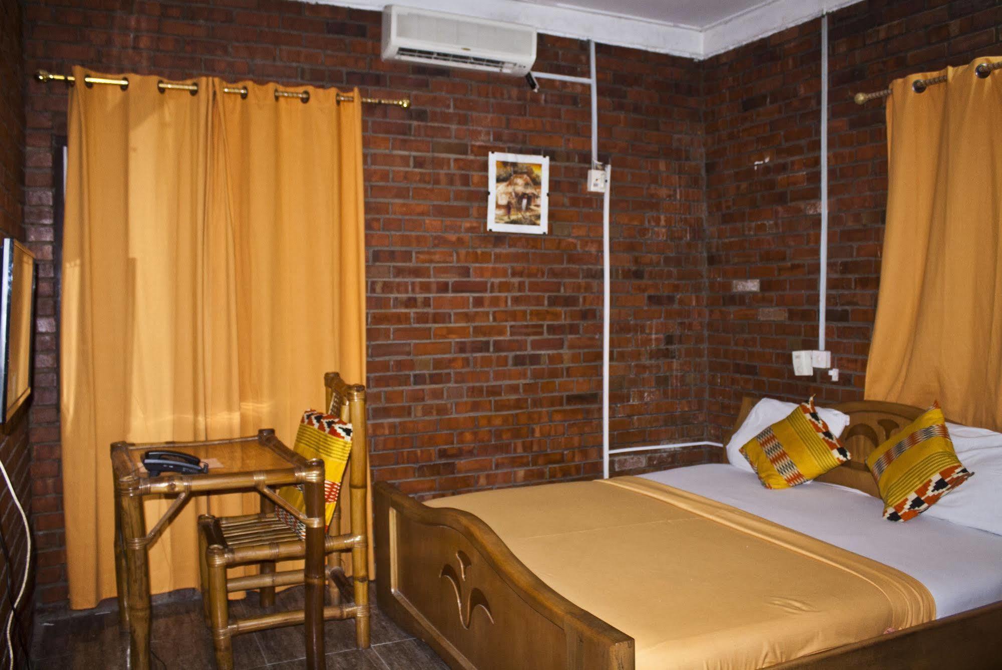 Joy Family Lodge Amasaman Екстериор снимка