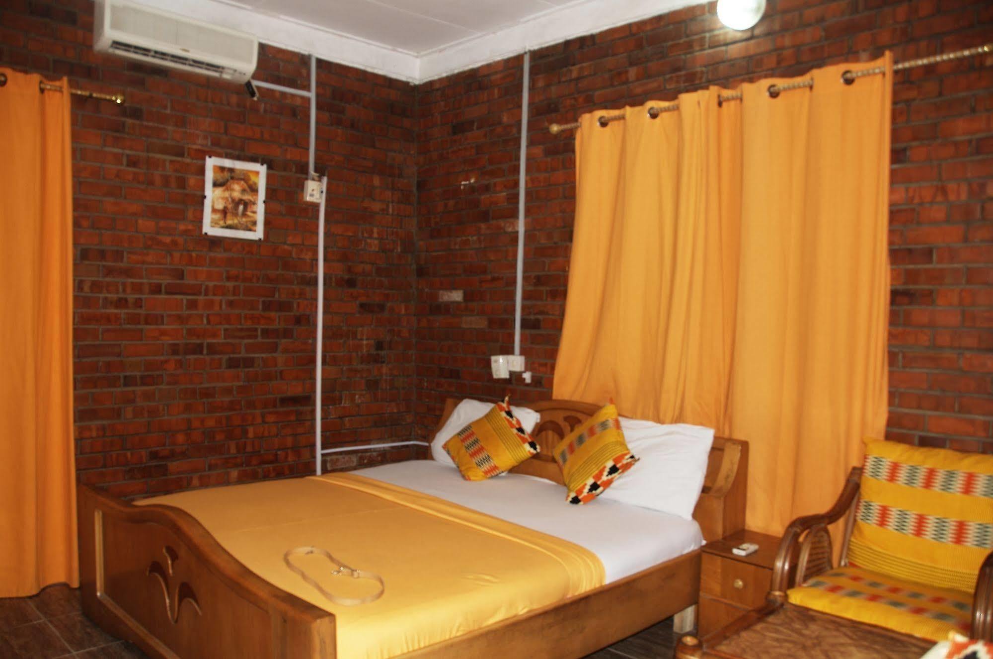 Joy Family Lodge Amasaman Екстериор снимка